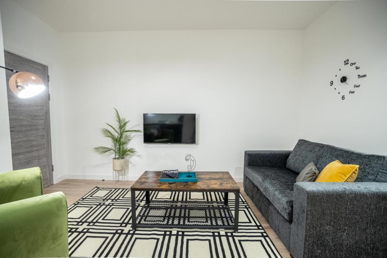 Luxe Apartments - Heart Of Peterborough - Free Parking-Gym-Cinema Екстер'єр фото